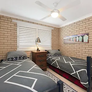https://shipton-lodge-unit-3-moffat-beach-qld.queenslandhotels.net
