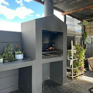 https://modern-3-bedroomed-house-w-free-parking-wifi.hotels-capetown.com